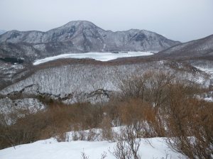 鍬柄山から氷結した大沼と黒檜山
