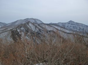 鈴ケ岳山頂から地蔵岳（アンテナの山）.
